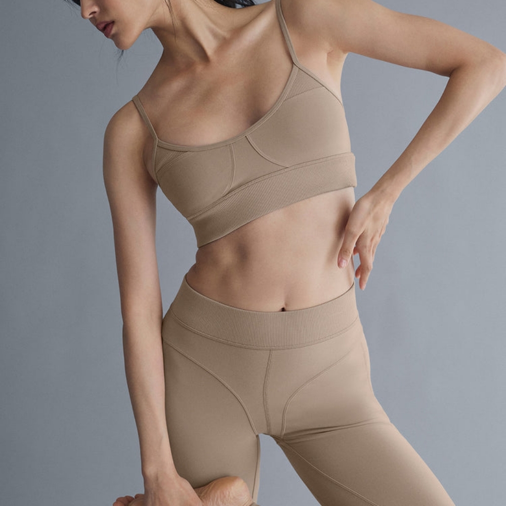 Alo Yoga Alosoft Head Start Bra in Gravel Size S